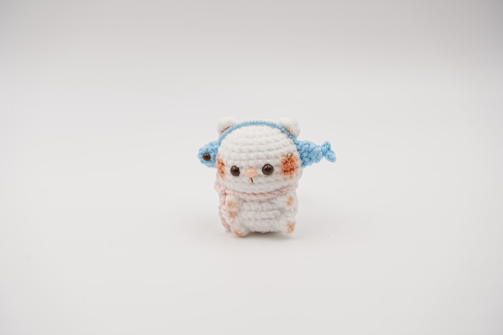 crochet-cat-010 Headphone Kitty - Image 1