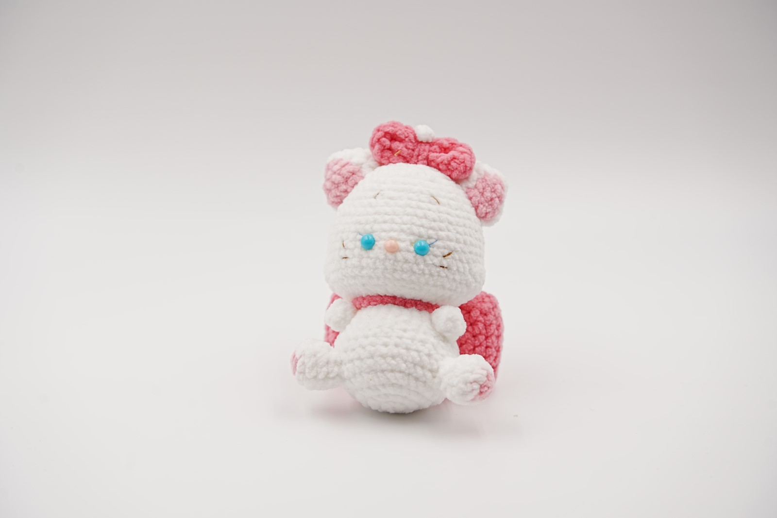 crochet-cat-016 Pink Bow White Cat - Image 1