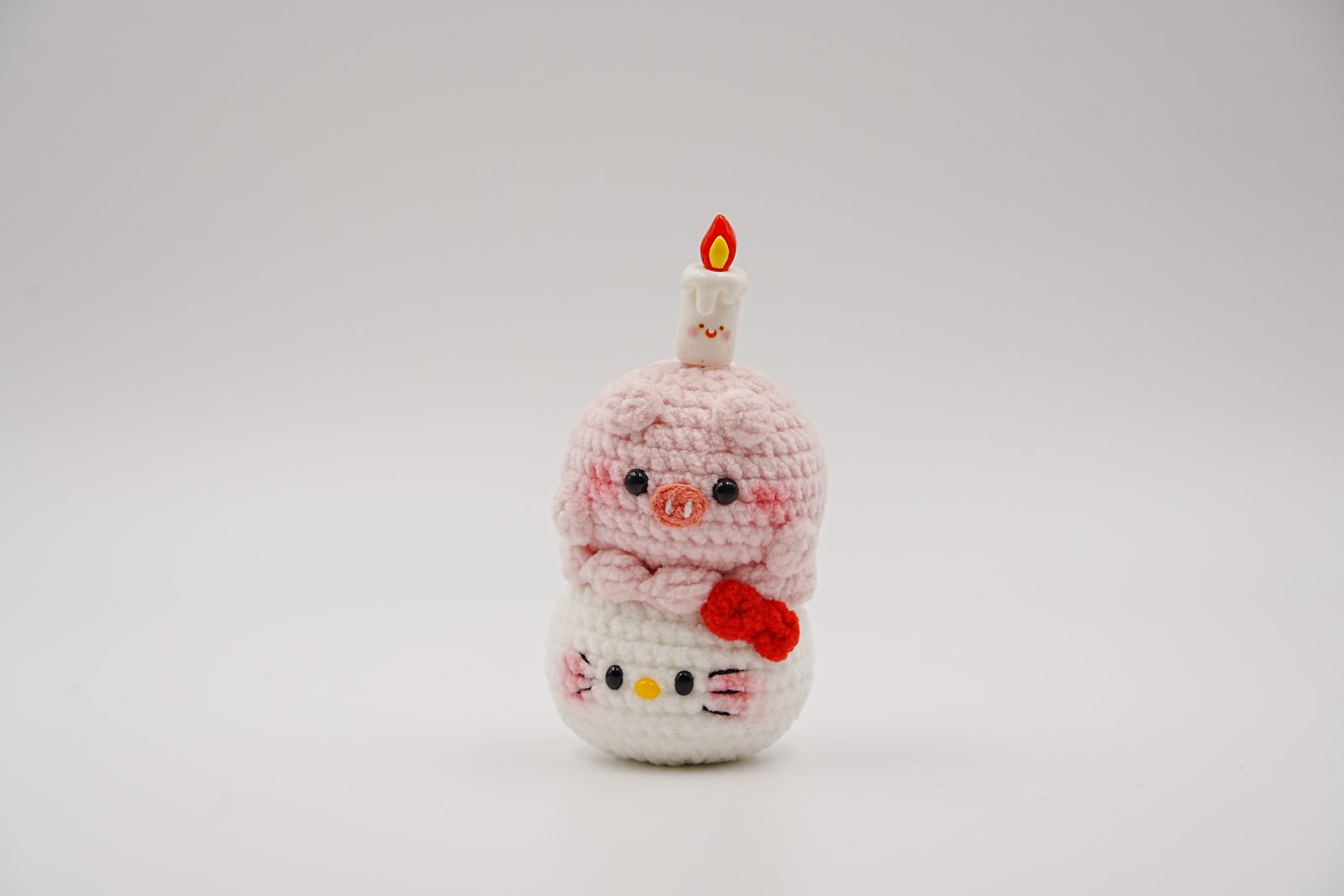 crochet-pig-007 Cake Pig Candle - Image 1