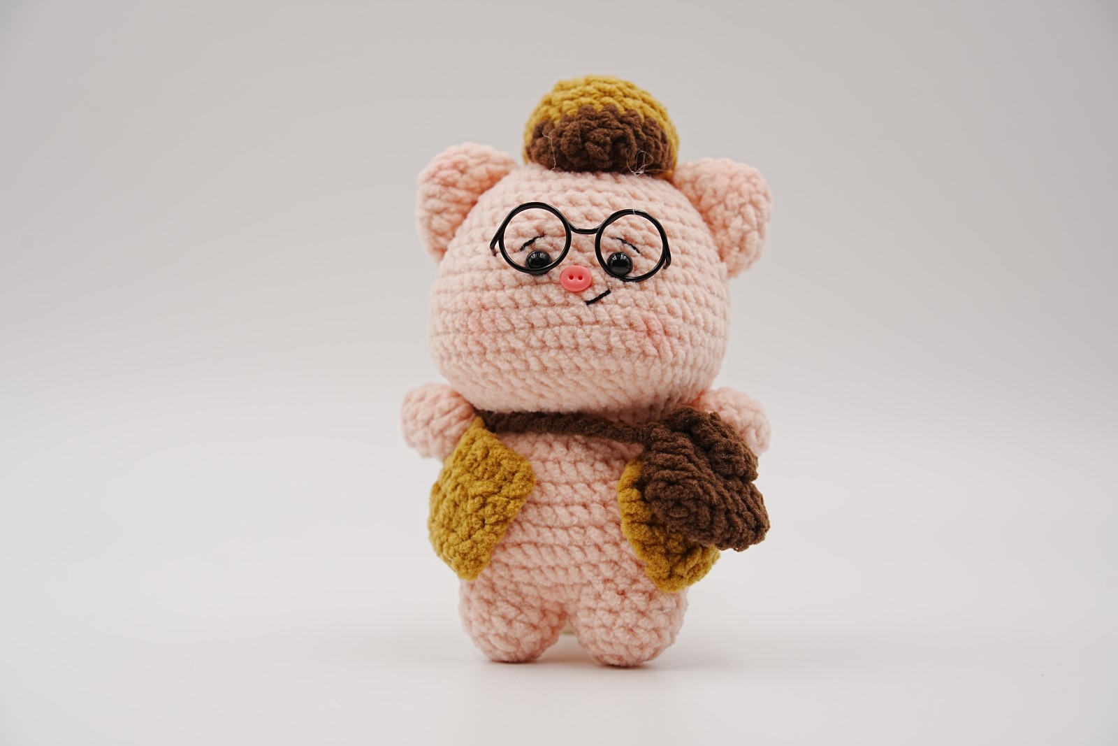 crochet-pig-038 Detective Pig - Image 1
