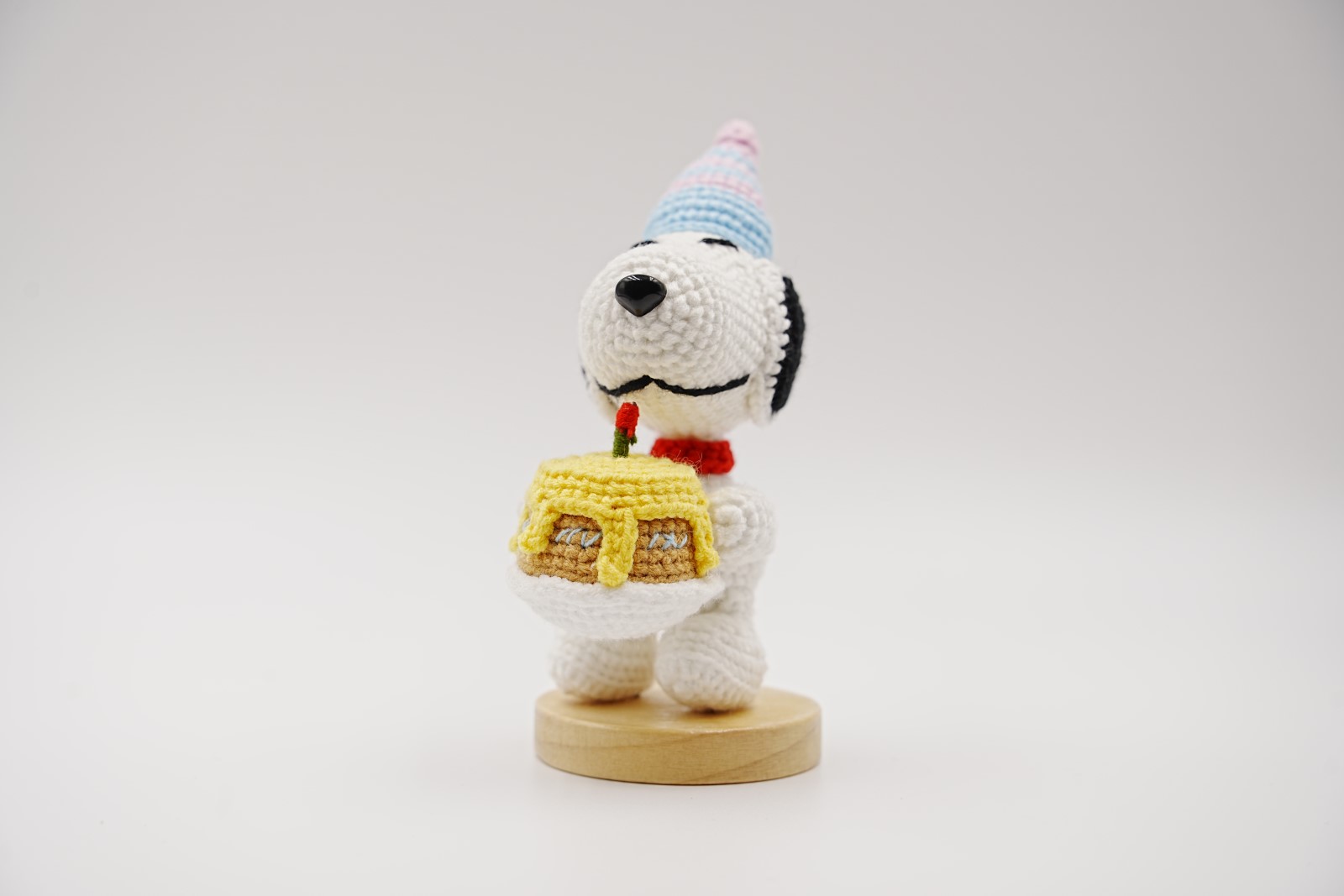 crochet-white-dog-020 Birthday Beagle - Image 1