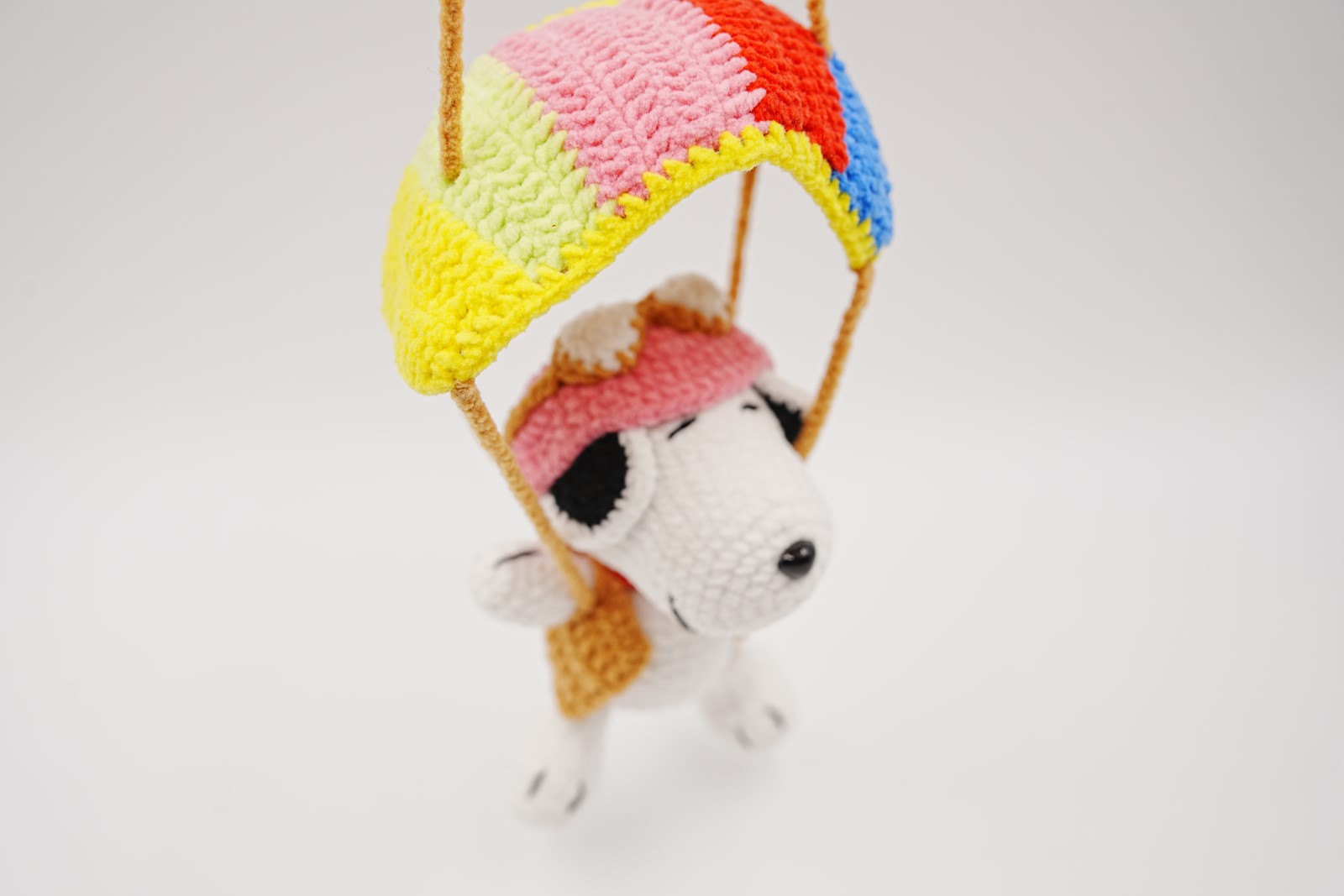 crochet-white-dog-024 Paraglider Beagle - Image 1