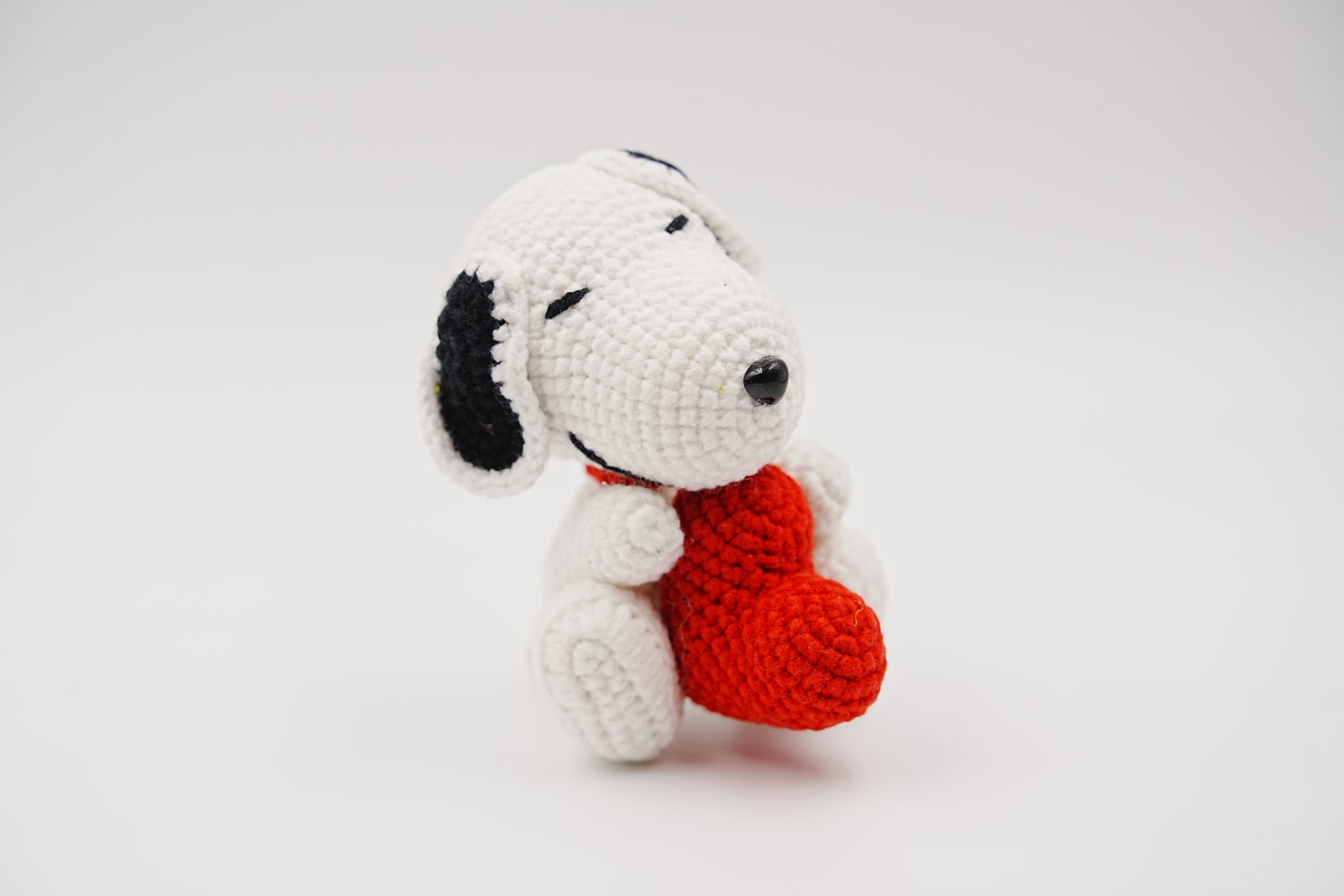 crochet-white-dog-044 Heart Beagle - Image 1